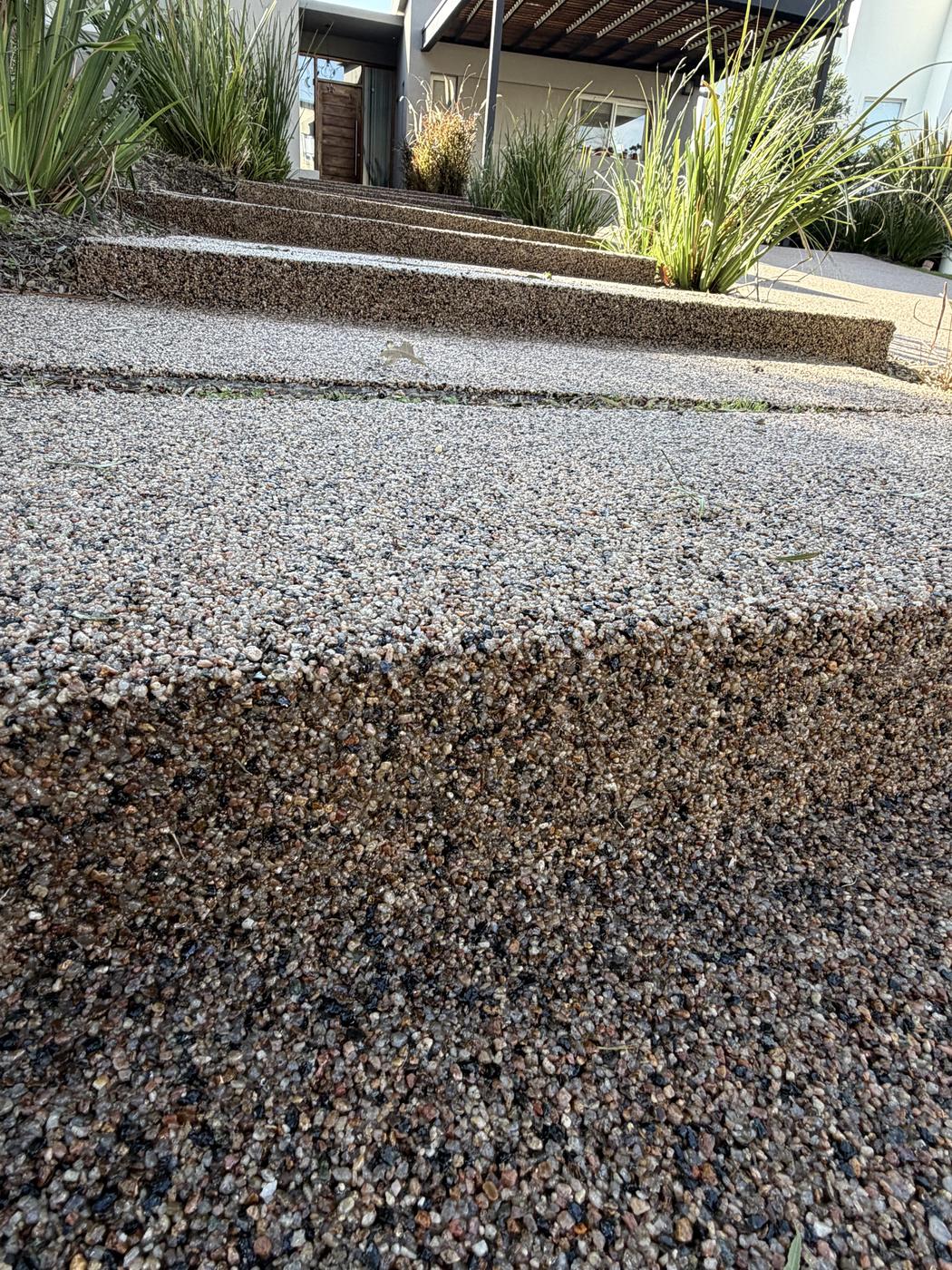 Toma a ras del piso de una vereda terminada con Lecatex Stone
